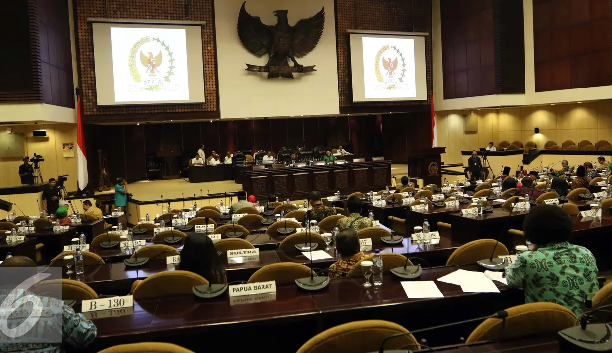 Suasana sidang paripurna luar biasa terkait kasus Irman Gusman di kompleks Parlemen, Jakarta, Selasa (20/9). Irman Gusma diduga menjanjikan kuota gula impor kepada pengusaha. (Liputan6.com/Helmi Afandi)