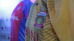 Jersey Bhayangkara FC yang akan digunakan saat melawan Tokyo FC pada laga  J-League Asia Challenge di Kantor PSSI, Jakarta, (16/1/20180. Pertemuan ini membahas J-League Asia Challenge 2018. (Bola.com/Nicklas Hanoatubun)