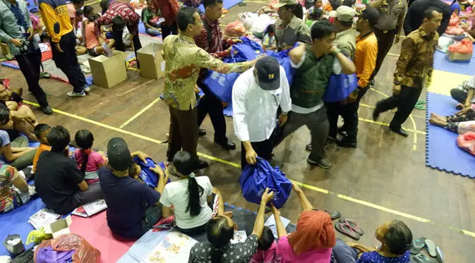Menteri PUPR, Basuki Hadimuljono turut membantu Presiden Jokowi membagikan paket bantuan untuk pengungsi korban terdampak Gunung Agung Gor Swecapura, Kabupaten Klungkung, Bali.