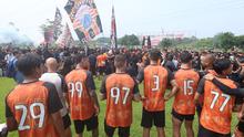 Ratusan suporter Persija Jakarta, The Jakmania, menyerbu latihan tim kebanggaannya di Persija Training Ground, Depok, pada Jumat (8/5/2026) pagi WIB. (Bola.com/Muhammad Iqbal Ichsan)