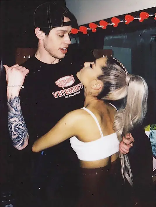 Di hari ulang tahunnya, Ariana dihujani oleh pesan mesra yang dituliskan Pete Davidson untuknya. (instagram/petedavidson)