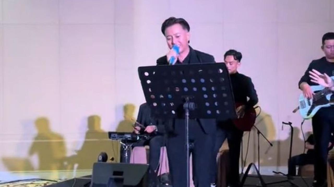 Dari akun tiktoknya, diketahui jika pria ini bekerja sebagai penyanyi di berbagai event seperti pernikahan. Tak hanya itu, ia juga seorang konten kreator. Ia kerap membuat video review barang untuk brand yang mengendorsenya.