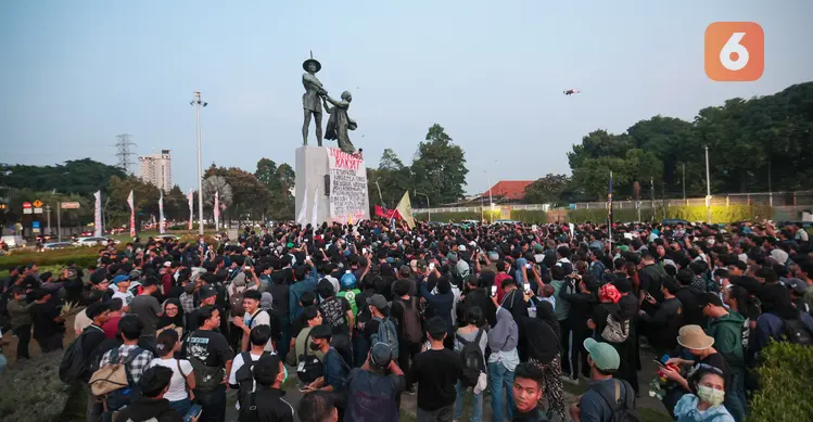 Suasana di kawasan Monumen Tugu Tani, Menteng, Jakarta Pusat, saat aksi Aliansi Mahasiswa Komite Selamatkan Daulat Rakyat (Sadar), Selasa (20/10/2026) sore. Sejumlah mahasiswa memanjat monumen dan membentangkan spanduk raksasa berisi kritik serta tuntutan terhadap pemerintah, bertepatan dengan dua tahun pemerintahan Prabowo-Gibran.(KLY/Budy Santoso)