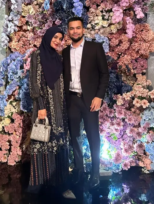 Shireen Sungkar dan Teuku Wisnu tampil kompak dibalut busana serba hitam saat hadiri acara resepsi Jessica Mila. [Foto: IG/shireensungkar].