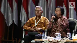 Menteri LHK Siti Nurbaya (kanan) memberikan paparan dalam diskusi panel VII Rakornas Indonesia Maju antara Pemerintah Pusat dan Forum Koordinasi Pimpinan Daerah (Forkopimda) di Bogor, Jawa Barat, Rabu (13/11/2019). Panel VII itu membahas transformasi ekonomi II. (Liputan6.com/Herman Zakharia)