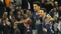 Penyerang Paris Saint-Germain (PSG) Lionel Messi (kanan) berselebrasi dengan Marquinhos setelah mencetak gol ke gawang Lens dalam pekan ke-34 Ligue 1 di Parc des Princes, Minggu (24/4/2022) dini hari WIB. PSG sudah memastikan gelar juara Ligue 1 Prancis berkat hasil imbang 1-1 dengan tamunya Lens. (AP Photo/Michel Euler)