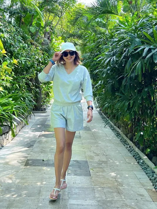 Kali ini pemilik nama lengkap Donna Agnesia Wayong ini menambahkan aksen topi juga sandal dengan warna hijau tosca yang senada. Ia tampak leluasa saat menjalani liburan di Pulau Dewata. Potret Donna Agnesia mengenakan pakaian comfy membuatnya terlihat makin langsing. (Liputan6.com/IG/@dagnesia)