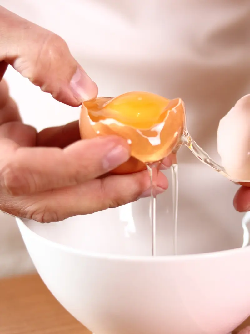 Lapisan putih yang menempel cangkang telur merupakan struktur dari telur asli. (iStockphoto)