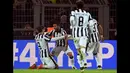 Penyerang Juventus, Alvaro Morata merayakan golnya ke gawang Dortmund dengan Carlos Tevez di leg kedua 16 besar Liga Champions di Stadion Signal Iduna Park, German (18/3/15). Juventus menang 3-0 atas Borussia Dortmund. (Reuters/Fabian Bimmer)