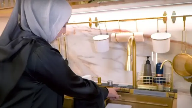 10 Potret Dapur Rumah Tasyi Athasyia, Super Canggih hingga Estetika Glamor dengan Sentuhan Putih dan Emas