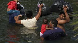 Lebih dari 150 ribu imigran yang tersebar di negara bagian Chihuahua, Tamaulipas, dan Coahuila bersiap untuk menyebrangi AS, dengan jalur ilegalnya. (AP Photo/Fernando Llano)