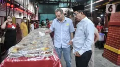 Jusuf Hamka saat membantu panitia menyiapkan hidangan buka puasa yang akan dibagikan kepada warga di Wihara Dharma Bhakti, Jakarta, Rabu (5/4/2023). (merdeka.com/Iqbal S Nugroho)