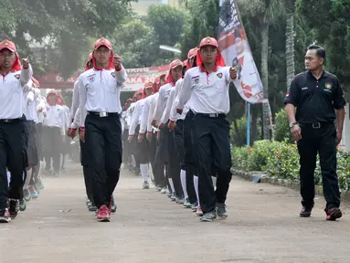 Anggota Pasukan Pengibar Bendera Pusaka (Paskibraka) berlatih di Lapangan Pusat Pemberdayaan Pemuda dan Olahraga Nasional (PP PON) Cibubur, Jakarta, Kamis (11/8). (Liputan6.com/Yoppy Renato)