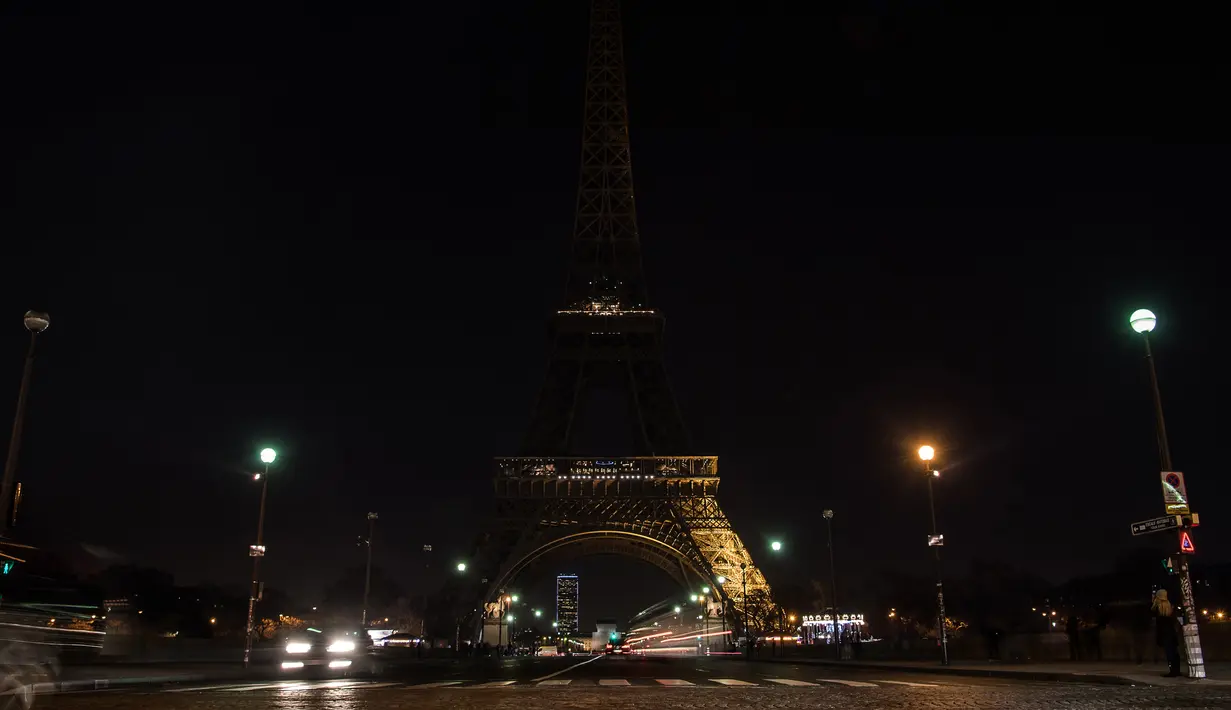 Pemandangan lampu gemerlap di Menara Eiffel, Paris yang dipadamkan untuk sementara waktu, Rabu (14/12). Pemadaman dilakukan sebagai bentuk solidaritas terhadap Kota Aleppo di Suriah yang kini berada di bawah pengepungan. (AFP PHOTO/PHILIPPE LOPEZ)