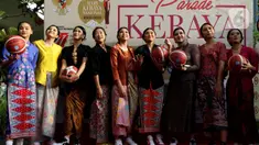 Komunitas Kebaya dari pebasket Timnas Bola Basket Putri Indonesia berpose sesaat sebelum melakukan peragaan busana kebaya di area Gedung Sarinah, Jakarta, Sabtu (13/8/2022). Sejumlah komunitas mengadakan peragaan busana kebaya untuk mendukung penetapan Hari Kebaya Nasional. (Liputan6.com/Helmi Fithriansyah)
