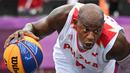 Michael Hicks dari Polandia menggiring bola selama pertandingan bola basket 3x3 putaran pertama putra antara Polandia dan Latvia selama Olimpiade Tokyo 2020 di Aomi Urban Sports Park di Tokyo, pada 24 Juli 2021. (AFP/ Andrej Isakovic)