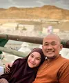 Hanung Bramantyo dan Zaskia Mecca tiba di Tanah Air setelah menjalankan ibadah haji di Tanah Suci Mekkah, Arab Saudi. Tiba di rumah, mereka disambut oleh anak-anaknya. Tapi, anak bontot pasangan ini lari setelah melihat Hanung yang botak. [Instagram/hanungbramantyo]