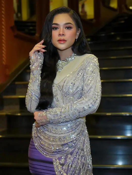 Penampilannya disempurnakan dengan pulasan makeup bold yang flawless oleh @finalzuyu_makeupartis. Well, bagaimana menurutmu penampilan Melly satu ini, Sahabat Fimela?