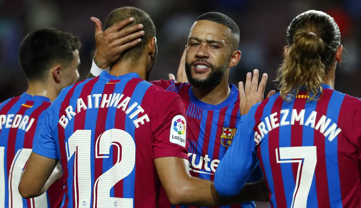 Memphis Depay. Striker anyar Barcelona ini langsung dimainkan dalam laga perdana melawan Real Sociedad dengan kemenangan 4-2. Ia tampil nyaris full-time usai digantikan pada menit ke-90. Aksinya membuahkan assist untuk gol pertama yang dicetak Gerard Pique. (Foto: AP/Joan Monfort)
