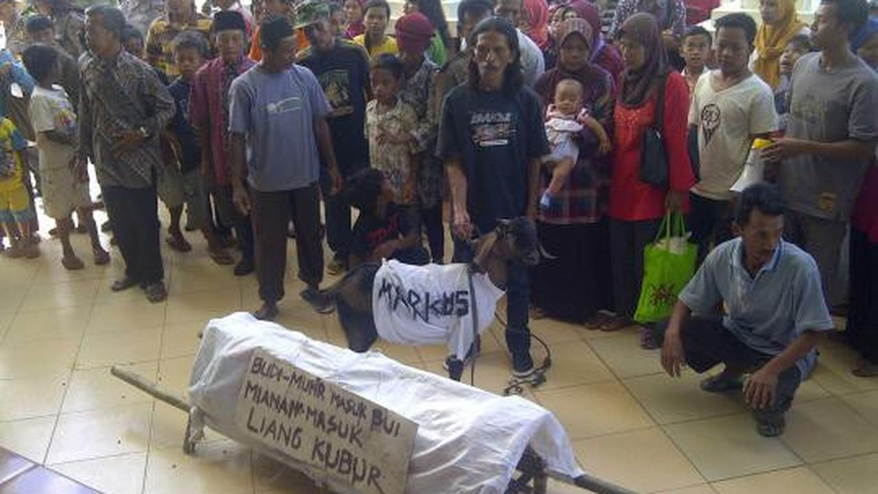 Ratusan warga bawa keranda mayat dan kambing ke PN Mungkid
