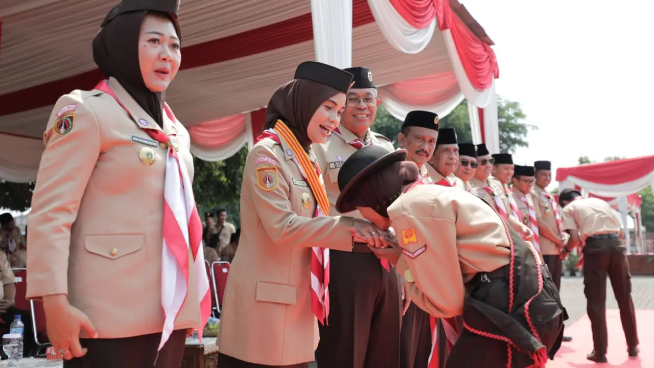 Ketua Kwartir Daerah (Kwarda) Gerakan Pramuka Jawa Tengah, Siti Atikoh Supriyanti, dalam peringatan Hari Pramuka ke-62 di Alun-alun Purbalingga, Jawa Tengah, Senin (9/10/2023) (Istimewa)