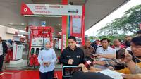 Menteri BUMN Erick Thohir dan Direktur Utama Pertamina Nicke Widyawati di SPBU Pertamina di Jalan MT Haryono, Selasa (3/1/2022). Erick Thohir memastikan ada penurunan harga Pertamax ke Rp 12.800 per liter pada Selasa 3 Januari 2023.