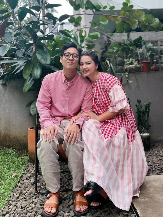 Momen perayaan Imlek keluarga Junior Liem dan Putri Titian. [Foto: Instagram/putrititian]
