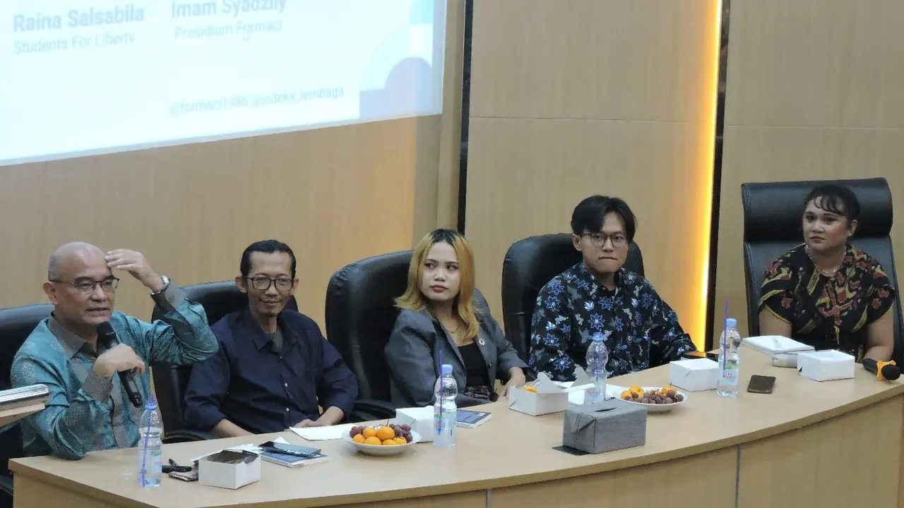 Pembicara dan moderator diskusi buku "Setelah Negara Kesejahteraan," dari kiri ke kanan Poltak Hotradero, Nanang Sunandar, Raina Salsabila, Imam Syadzili, dan Elda Christy. (Istimewa)