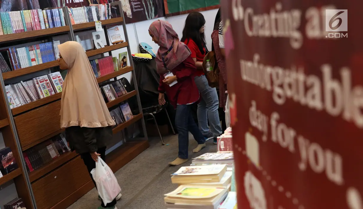 Pengunjung melihat-lihat buku pada gelaran Indonesia International Book Faor 2018 di Jakarta Convention Center, Minggu (16/9). Puluhan penerbit dari 17 negara hadir menyemarakkan perhelatan yang digelar selama lima hari. (Liputan6.com/Helmi Fithriansyah)
