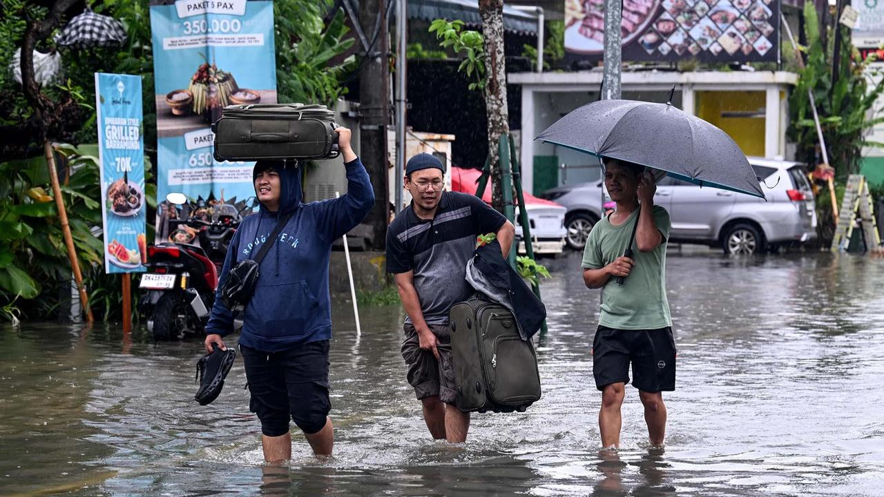 FOTO: Hujan Deras Picu Banjir di Kawasan Wisata Bali Selatan