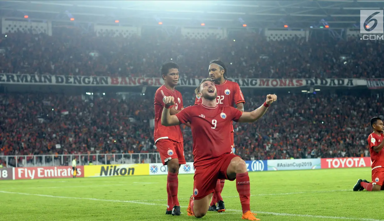 Pemain Persija, Marko Simic (kedua kiri) merayakan gol ke gawang Johor Darul Takzim pada lanjutan penyisihan Grup H Piala Asia 2018 di Stadion GBK, Jakarta, Selasa (10/4). Persija menang telak 4-0. (Liputan6.com/Helmi Fithriansyah)