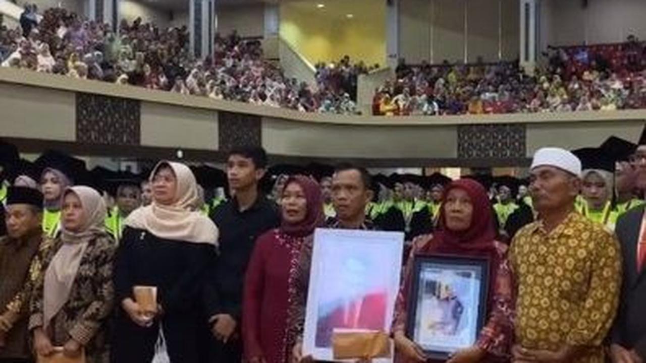 Viral Momen Orang Tua Gantikan Wisuda Anaknya yang Jadi Korban Erupsi Gunung Marapi, Penuh Haru
