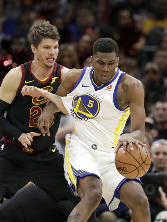 Pemain Golden State Warriors, Kevon Looney (kanan) berusaha melewati adangan pemain Cavaliers, Kyle Korver pada lanjutan NBA basketball game di Quicken Loans Arena, Cleveland, (15/1/2018). Warriors menang 118-108. (AP/Tony Dejak)
