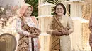 <p>Sedangkan Sofiatun Gudono memilih kebaya kutubaru motif floral yang menjadi dresscode utama acara itu. [@erinagudono/@shaniagudono].</p>