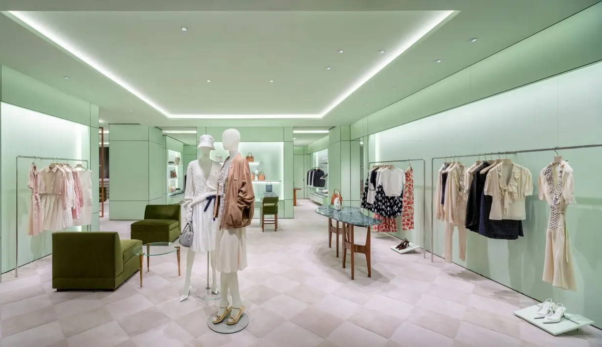 Butik yang pertama kali dibuka pada tahun 1999 ini, kini memiliki luas lebih dari 1.200 meter persegi di dua lantai, menawarkan pengalaman belanja yang lebih mewah yang didedikasikan untuk koleksi wanita dan pria yang terdiri dari pakaian siap pakai, barang-barang kulit, alas kaki, aksesori, dan koleksi perhiasan mewah Prada. / Foto dok: Prada.