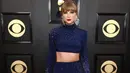 Taylor Swift tampil mengenakan two-pieces dress midnight-blue sparkling.  [@stealthelook].