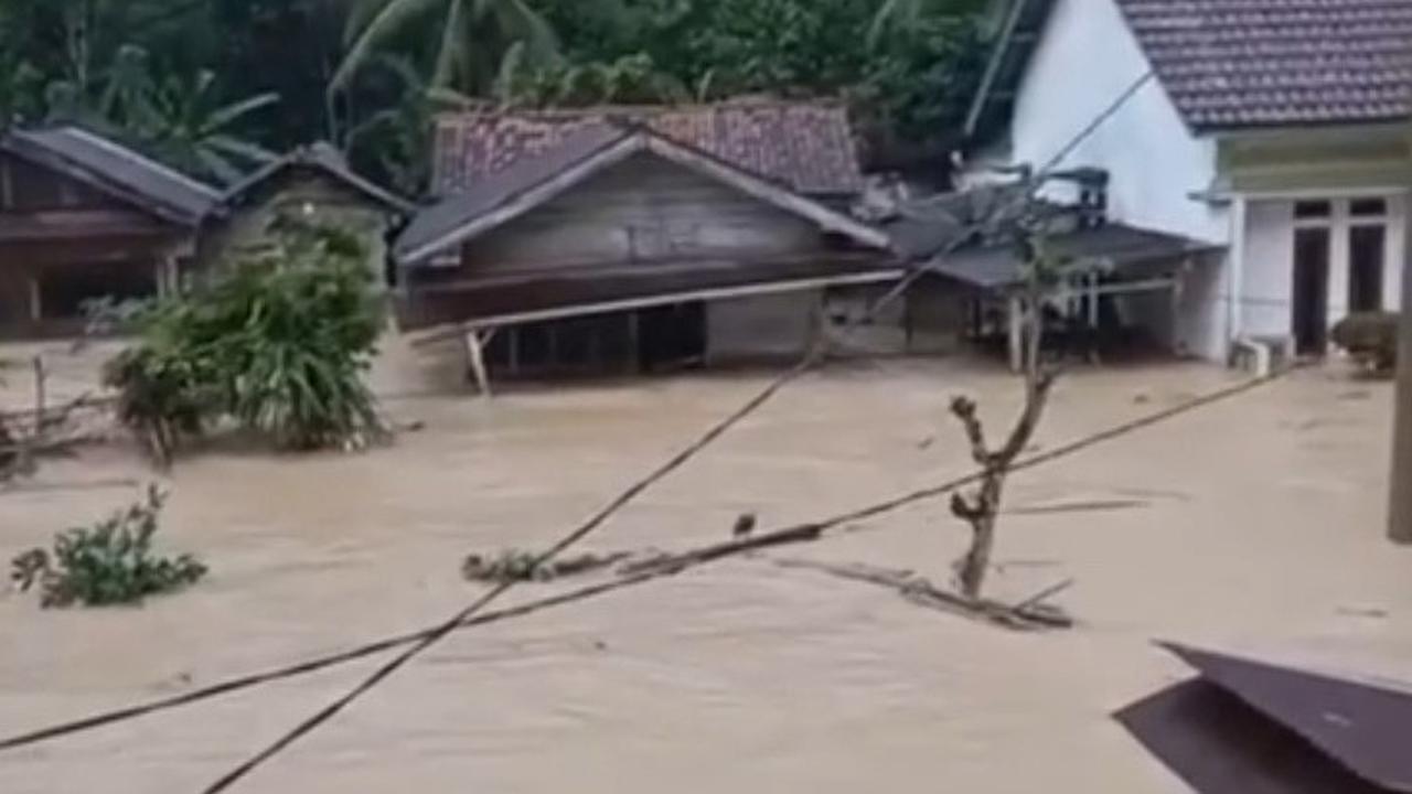 Lampung Barat Dilanda Banjir Bandang, Warga Panik dan Tiga Rumah Hanyut
