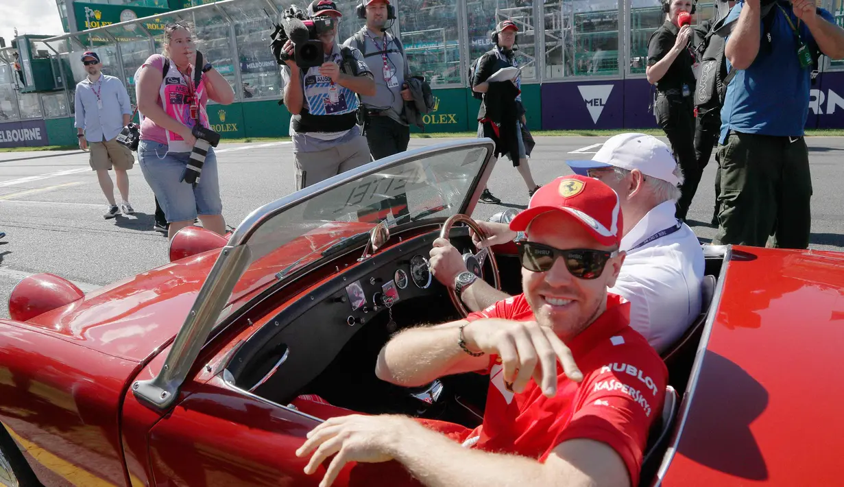 Pembalap tim Ferrari, Sebastian Vettel saat mengikuti parade pembalap jelang balapan pertama musim ini di GP F1 Australia di Melbourne, Australia, (25/3). Vettel akan memulai balapan dari posisi ketiga. (AP Photo/Asanka Brendon Ratnayake)