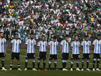 Timnas Argentina bertandang ke markas Timnas Bolivia di La Paz Stadium yang menjadi stadion tertinggi di dunia dengan ketinggian sekitar 3600 mdpl, Rabu (13/9/2023) dini hari WIB. Tanpa diperkuat Lionel Messi yang tak masuk dalam susunan pemain meski hadir untuk memberi dukungan, Albiceleste tetap tampil solid dengan membungkam tuan rumah dengan skor 3-0. Tiga gol Argentina dihasilkan oleh Enzo Fernandez (31'), Nicolas Tagliafico (42') dan Nicolas Gonzalez pada menit ke-83. Bolivia harus tampil dengan 10 pemain sejak menit ke-39 setelah Roberto Fernandez diganjar kartu merah langsung. (AP Photo/Juan Karita)