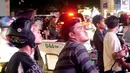 Ekspresi kekecewaan fans Timnas Kamboja U-22 yang menyaksikan pertandingan dari luar Olympic Stadium setelah tim kesayangannya dikalahkan Myanmar 0-2 dalam pertandingan ketiga Grup A SEA Games 2023, Minggu (7/5/2023). (Bola.com/Gregah Nurikhsani)