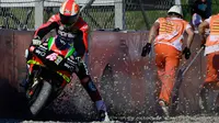 Pembalap Aprilia Racing, Aleix Espargaro, keluar jalur balap saat mengikuti latihan bebas MotoGP Catalunya di Circuit de Barcelona-Catalunya, Jumat (25/9/2020). Pembalab Yamaha, Morbidelli, finish pertama dengan catatan waktu satu menit 39,789 detik. (AFP/Lluis Gene)