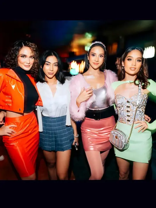 Cinta Laura turut hadir mengenakan cut out top dan mini skirt hijau neon, dipadukan corset top bermotif. Penampilannya dilengkapi dengan boots  hijau tua dan sling bag abu-abu. [@claurakiehl]