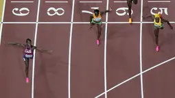 Pelari Amerika Serikat, Sha’Carri Richardson (kiri) melakukan selebrasi saat melewati garis finis pada final 100 meter putri Kejuaraan Dunia Atletik 2023 di National Athletics Centre, Budapest, Hungaria, pada 22 Augustus 2023. (AP Photo/David J. Phillip)