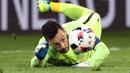 Kiper Prancis, Hugo Lloris berusaha menahan laju bola saat laga melawan Jerman pada semifinal piala Eropa 2016 di Stade Velodrome, Marseille, (7/7/2016). (AFP/Valery Hache)