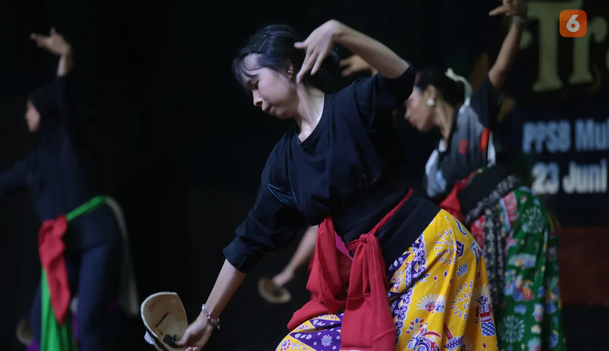 Sejumlah remaja putri mengikuti pelatihan tari tradisi di Pusat Pelatihan Seni Budaya (PPSB) Muhammad Mashabi, Jalan KH Mas Mansyur, Kelurahan Kebon Melati, Kecamatan Tanah Abang, Jakarta Pusat, Rabu (1/7/2026). Kegiatan yang berlangsung pada 23 Juni hingga 6 Juli 2026 itu menjadi wadah pengembangan keterampilan sekaligus upaya melestarikan seni budaya tradisional. Para peserta mempelajari dasar-dasar gerak tari sebagai bagian dari pembinaan seni. PPSB Muhammad Mashabi dikenal sebagai ruang kegiatan seni budaya, edukasi, dan komunitas yang dapat dimanfaatkan masyarakat untuk mengembangkan minat, bakat, serta memperkuat kecintaan generasi muda terhadap budaya Indonesia.