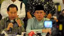 Mantan ketum PPP Suryadharma Ali (kanan) didampingi Ketua Tim Penasehat Hukum PPP Humphrey Djemat  memberikan keterangan terkait putusan PTUN yang memenangkan gugatan kubu SDA, di kantor DPP PPP, Jakarta, Rabu (25/2/2015). (Liputan6.com/Andrian M Tunay)