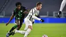 Pemain Juventus Arthur (kiri) mencoba melewati pemain Ferencvaros Somalia pada pertandingan Grup G Liga Champions di Allianz Stadium, Turin, Italia, Selasa (24/11/2020). Juventus melaju ke 16 besar Liga Champions usai menekuk Ferencvaros 2-1. (Marco Alpozzi/LaPresse via AP)