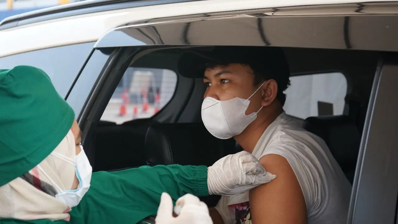 Jasa Marga telah menyuntikkan 22.923 dosis vaksin Pfizer dan Sinovac dalam kegiatan vaksinasi drive thru di Tol Jagorawi. (Dok Jasa Marga)