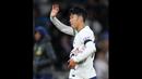 Son Heung-min lalu mencetak hattrick dengan menjebol gawang The Foxes di menit ke-73, 84, dan 86. Tiga gol itu ia buat hanya dengan waktu 13 menit. (AFP/Isabel Infantes)