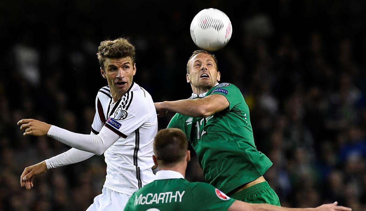 Jerman Thomas Mueller (kiri) duel udara dengan pemain Republik Irlandia David Meyler pada Kualifikasi Piala Eropa 2016 Grup D, Jerman vs Republik Irlandia di Sation Aviva, Dublin, Kamis (8/10/2015). Jerman menyerah 0-1. (AFP Photo / Tobias Schwarz)